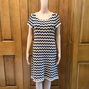 Lilly Pulitzer Navy and Cream Zigzag Midi Dress L 36”
16”across. Size L